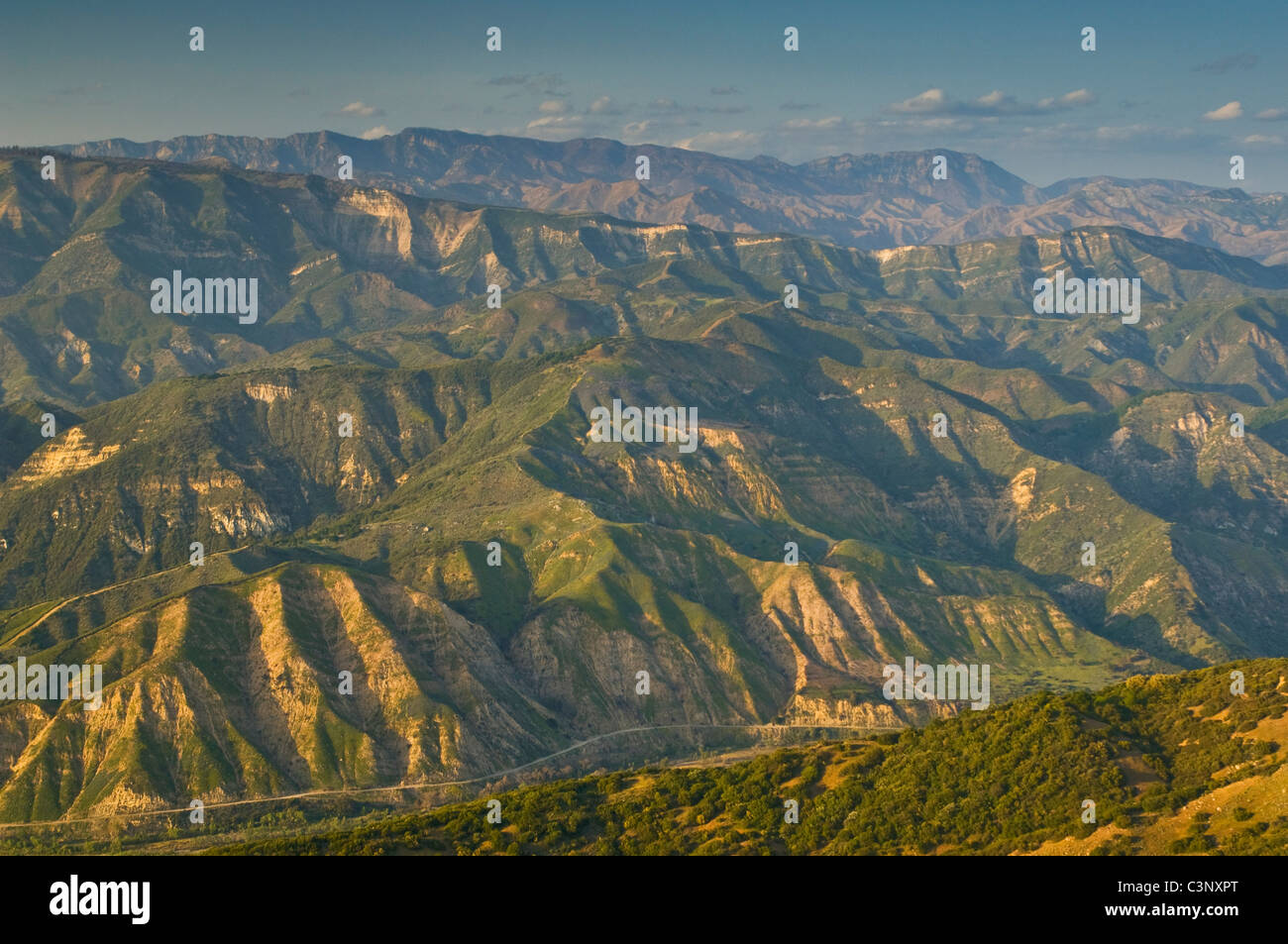 Mit Blick auf den zerklüfteten Hügeln die Santa Ynez Mountains in der Nähe von Santa Barbara, Kalifornien Stockfoto