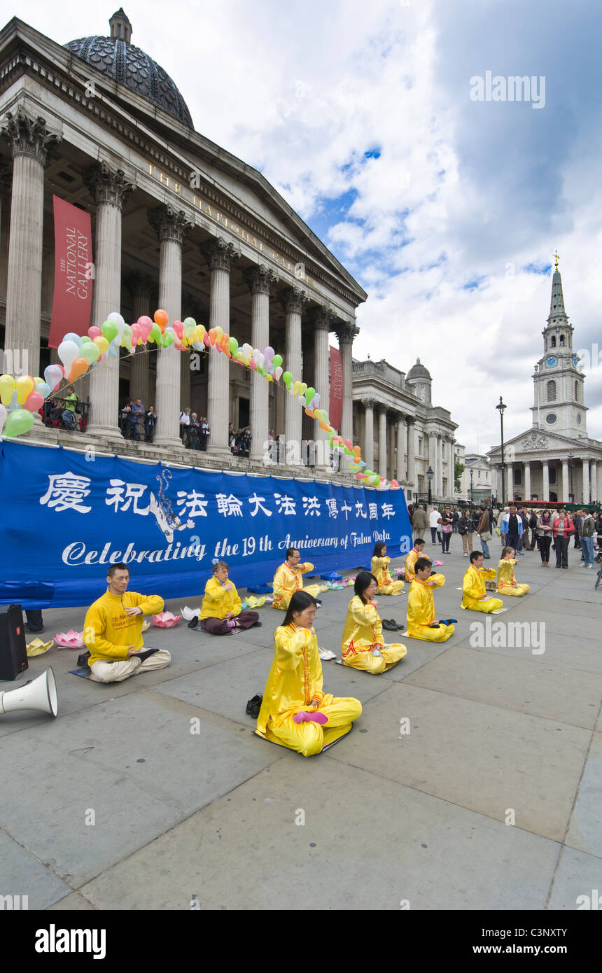 Anlässlich des 19. Jahrestages der Falun Dafa am Trafalgar Square in London Stockfoto