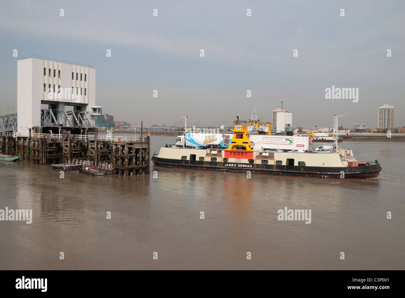 Die Woolwich-Fähre ("James Newman") zu dock am Südufer der Themse, East London, UK. Stockfoto