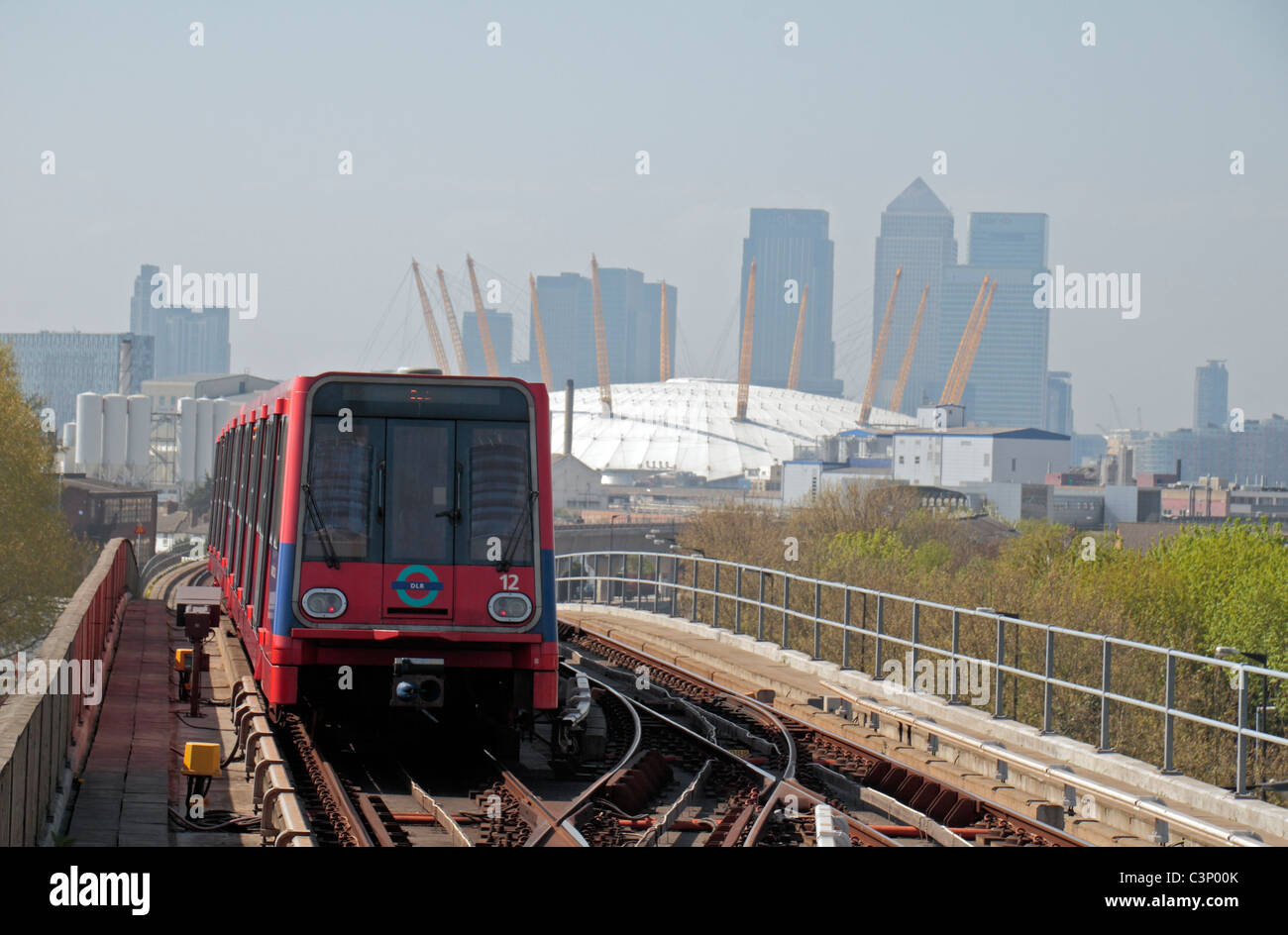 Ein Docklands Light Railway (DLR) Zug Ankunft in Pontoon Dock-Station, London, UK. Stockfoto