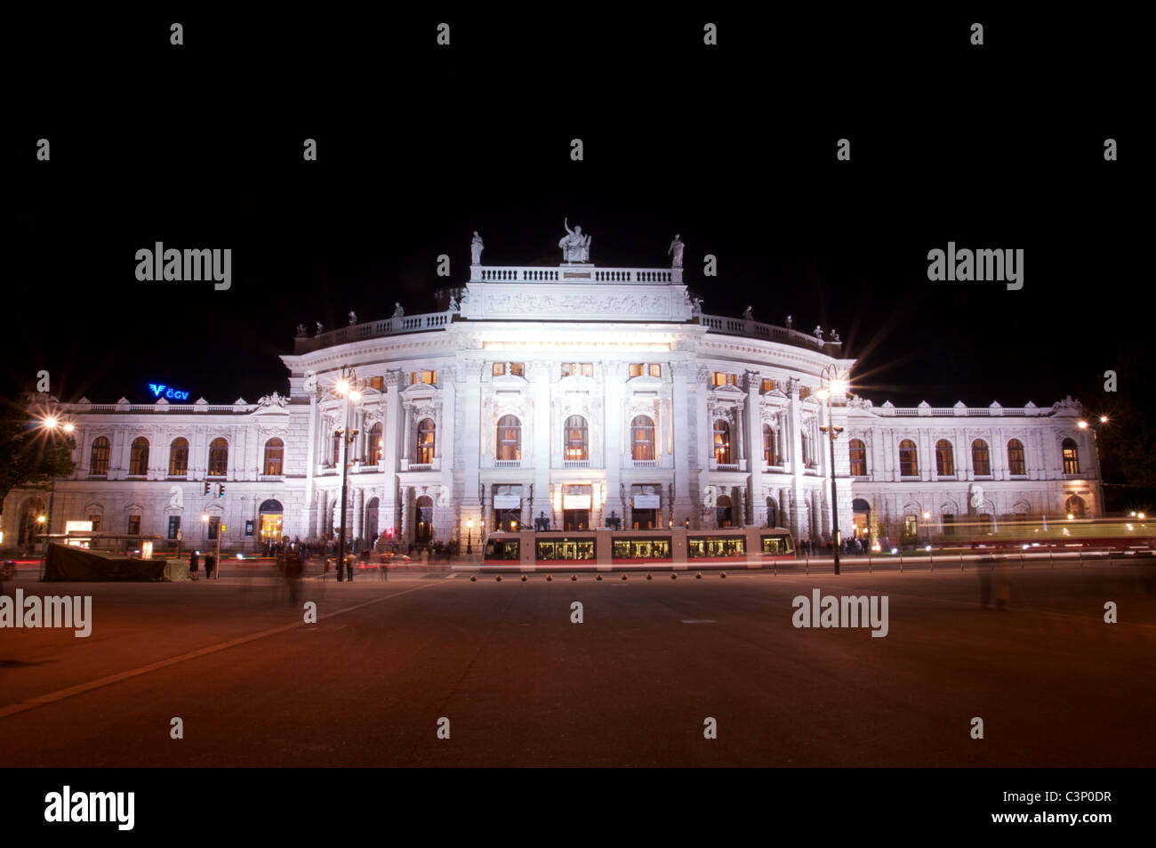 Straßenbahn vorbei Theatergebäude, Wien, Österreich Stockfoto