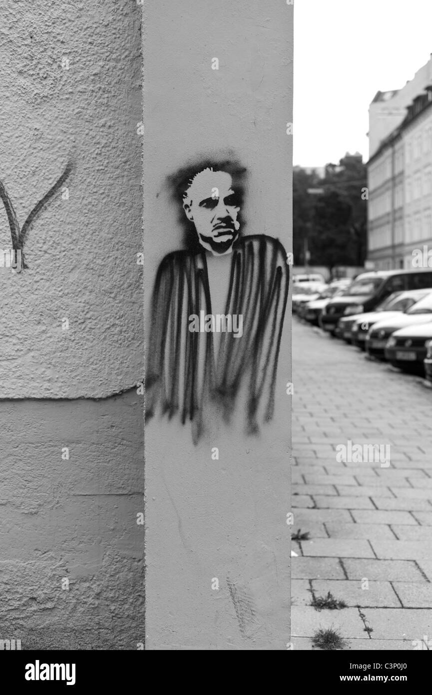 Kombination des Leiters der berühmten Marlon Brando (Schablone) mit einer gespritzte Brust an Wand in der Isartalstraße, München, Deutschland Stockfoto