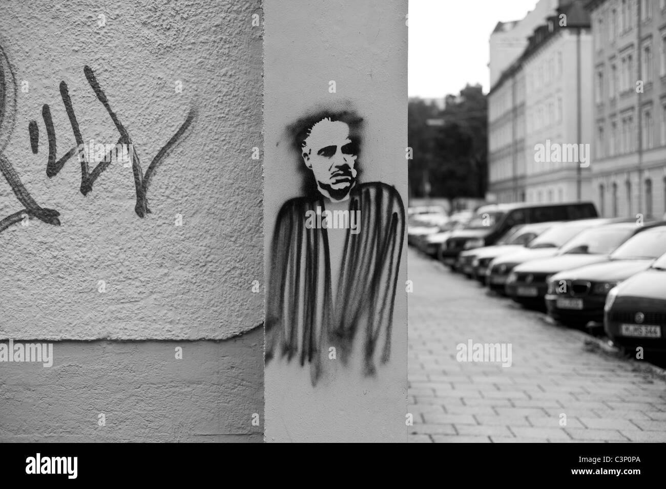 Kombination des Leiters der berühmten Marlon Brando (Schablone) mit einer gespritzte Brust an Wand in der Isartalstraße, München, Deutschland Stockfoto