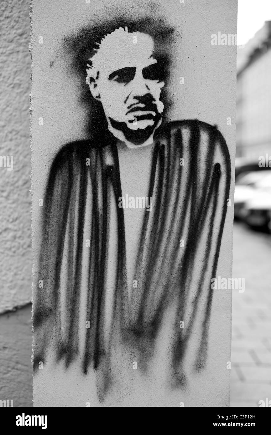 Kombination des Leiters der berühmten Marlon Brando (Schablone) mit einer gespritzte Brust an Wand in der Isartalstraße, München, Deutschland Stockfoto