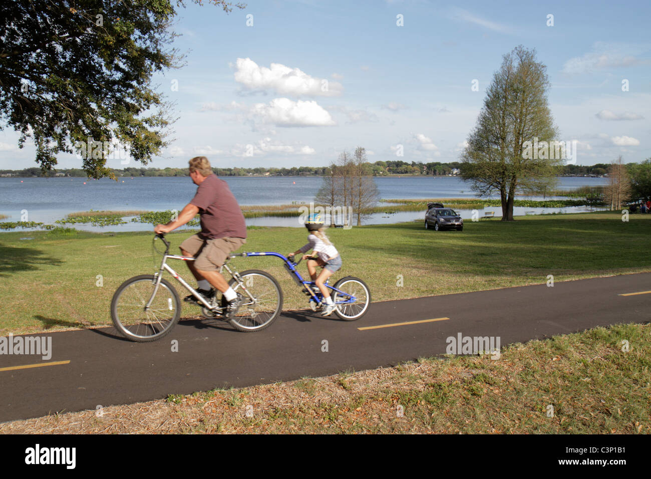 Lakeland Florida, Lake Hollingsworth, Tandemfahrrad, Radfahren, Reiten, Radfahren, Fahrer, gebaut für zwei, Männer männliche Erwachsene Erwachsene, Vater Vater, Vater, Eltern, Eltern, gir Stockfoto