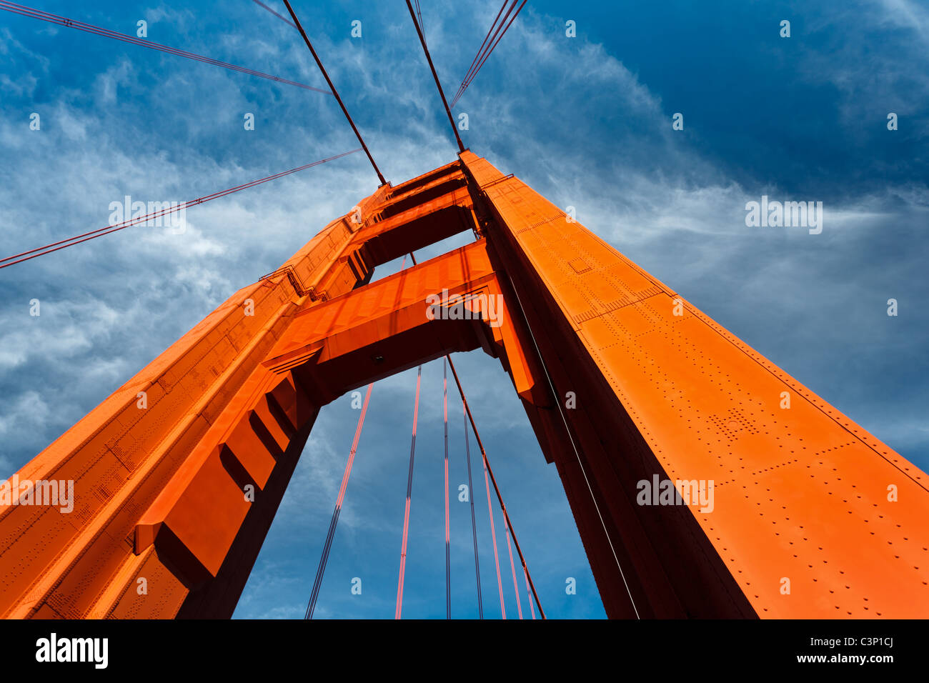 Der Golden Gate Bridge Tower erhebt sich zum Blue Sky Stockfoto