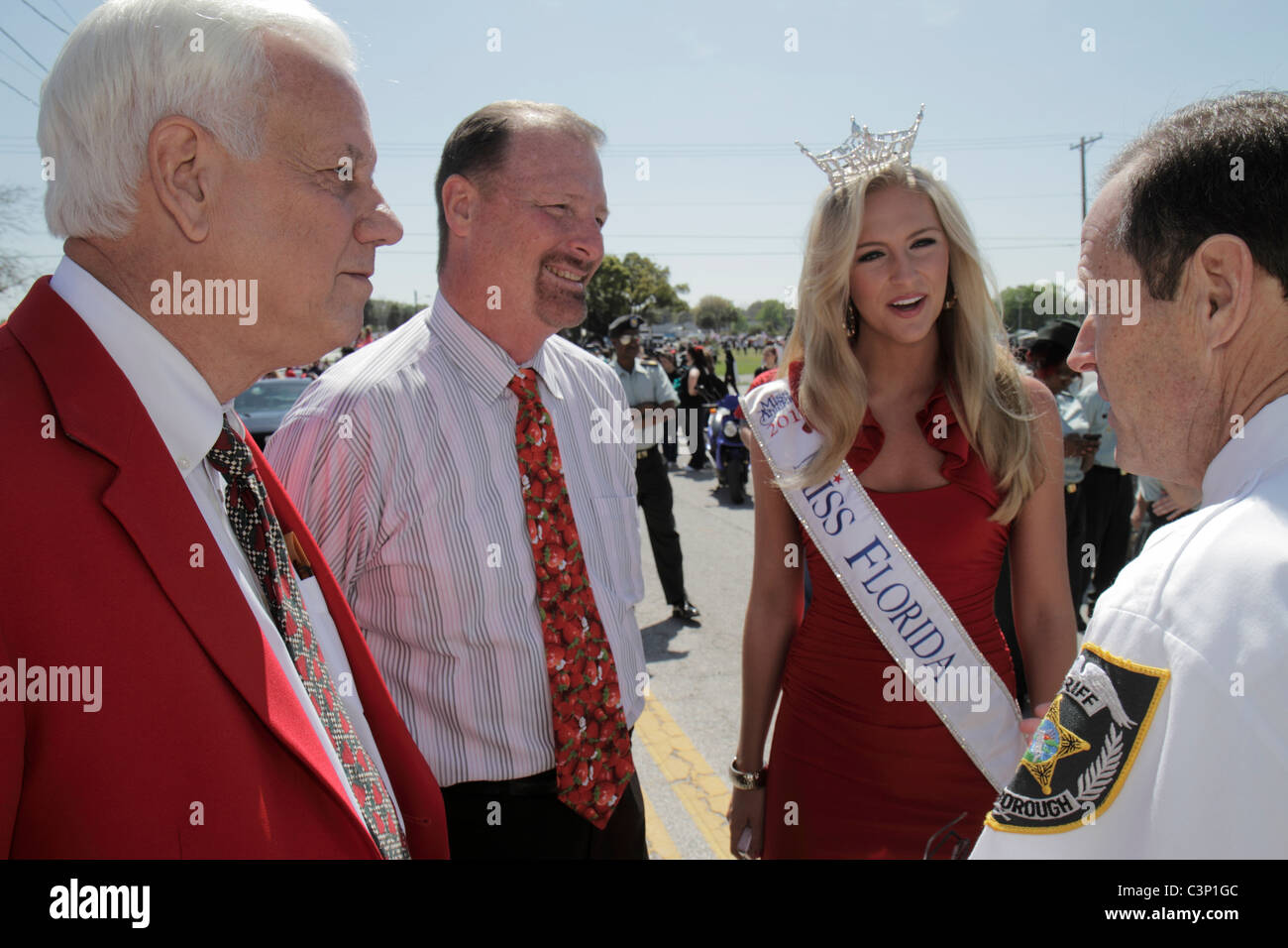 Plant City Florida, South Evers Street, Florida Strawberry Festival, Grand Parade, MissFlorida Schönheitswettbewerb Königin, lokale Politiker, Mann Männer männlich Erwachsene ein Stockfoto