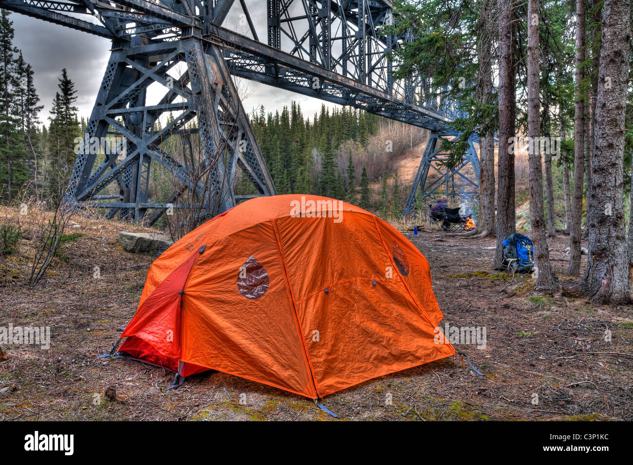 Camping auf dem McCarthy-Weg an der Kuskulana River Bridge in Wrangell-St.-Elias-Nationalpark und Reservat, Alaska Stockfoto