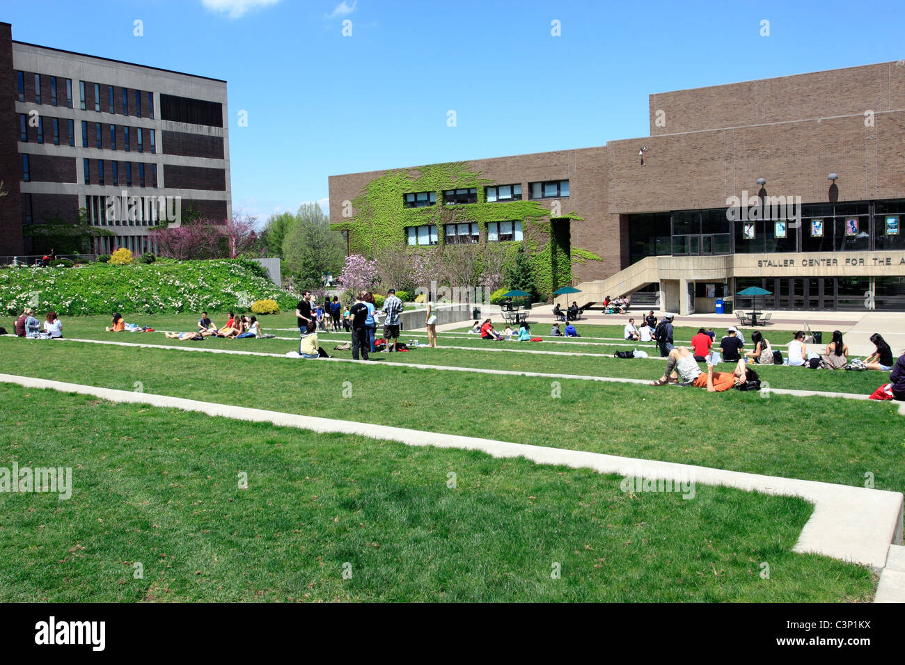 Studenten an sonnigen Frühlingstag auf dem Campus der Stony Brook University, entspannende Long Island NY Stockfoto