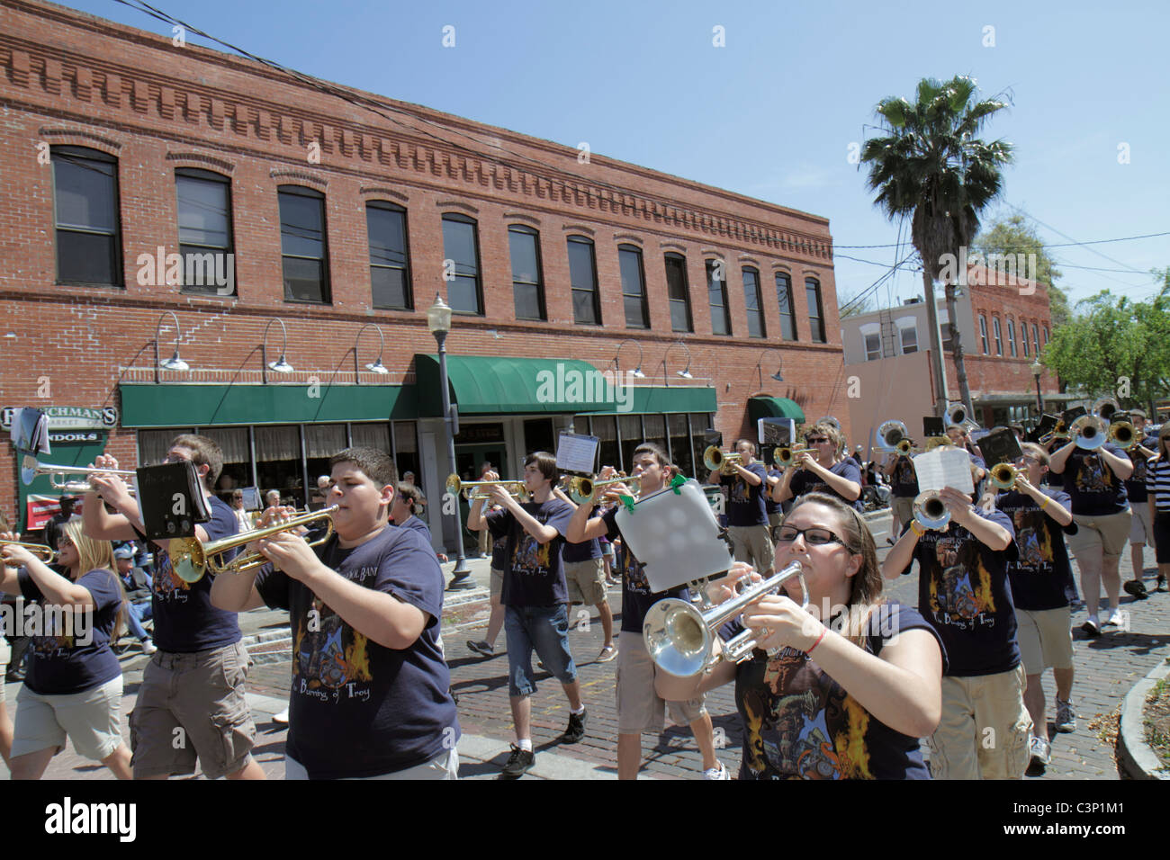 Plant City Florida, South Evers Street, Florida Strawberry Festival, Grand Parade, High School Band, Musiker, Trompete, marschieren, spielen, männlich, weiblich, teen te Stockfoto