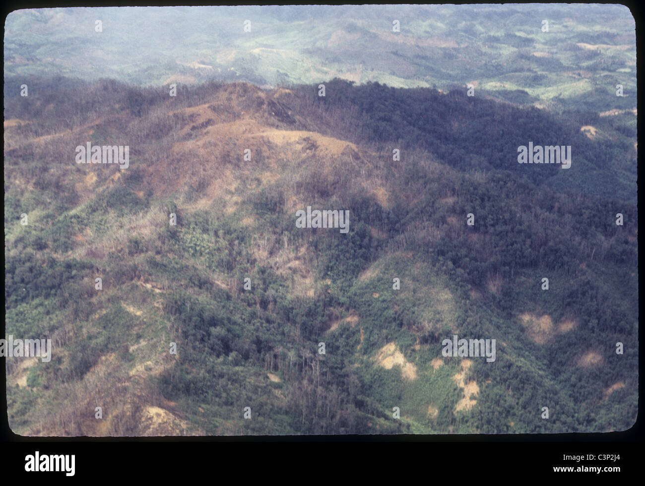 ein Shau Tal 101st Airborne 1969 Antenne Berg Luftangriff Rauch Hamburger Hill FSB Schicksal Stockfoto