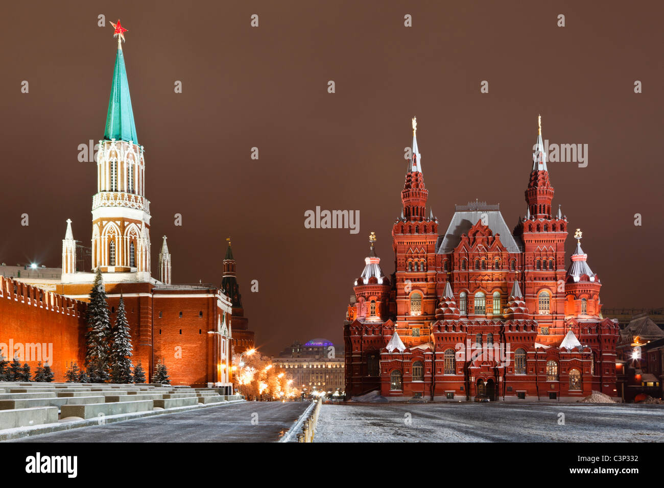 Nachtansicht der Nikolskaja Turm des Kremls und historisches Museum am Roten Platz, Moskau, Russland Stockfoto