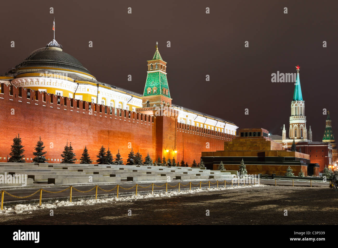 Nachtansicht der Lenin-Mausoleum und Kreml Mauer auf dem Roten Platz. Moskau, Russland. Stockfoto