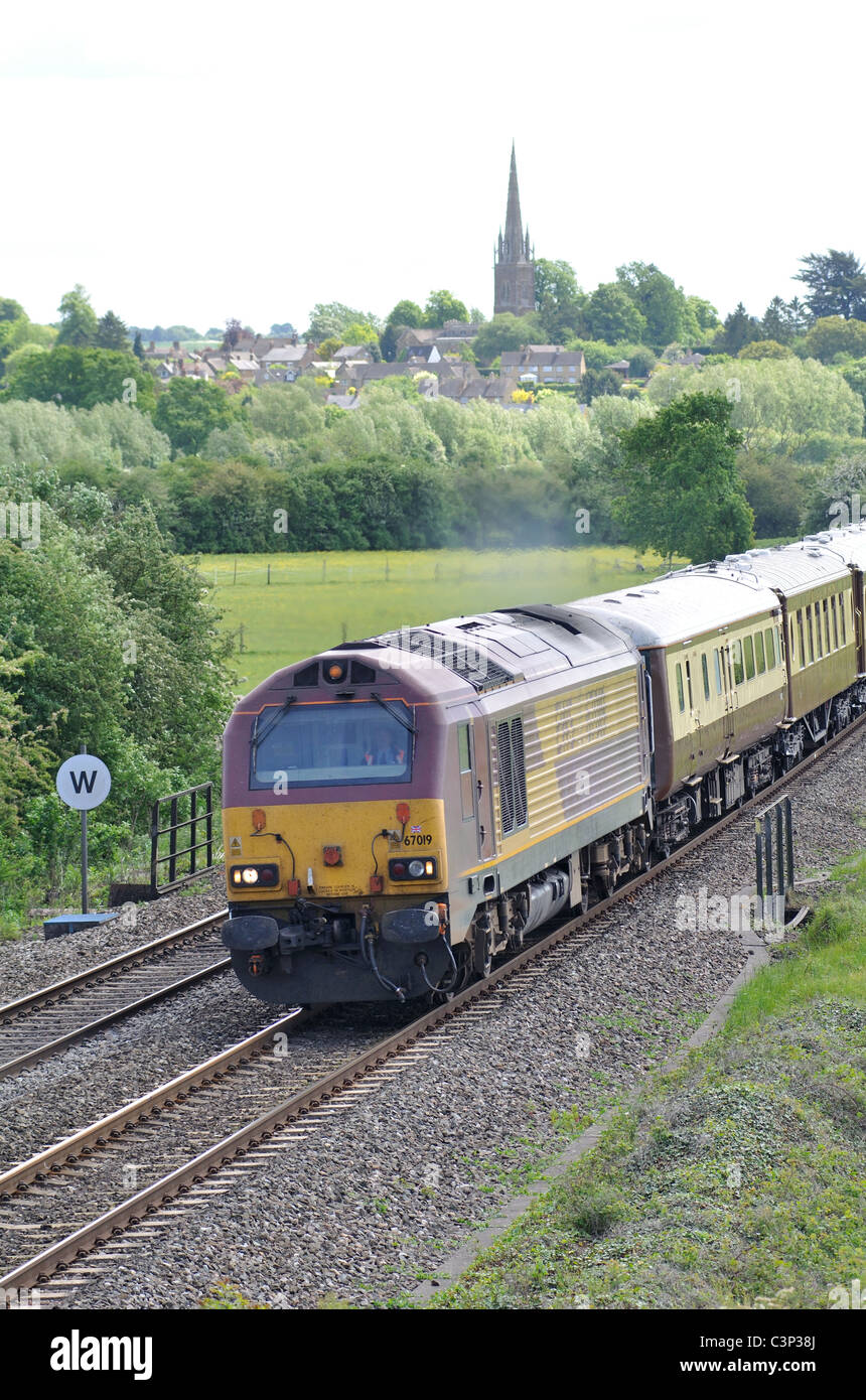 Klasse 67 Diesel ziehen ein Pullman Charterzug in der Nähe des Königs Sutton, Northamptonshire, England, UK Stockfoto