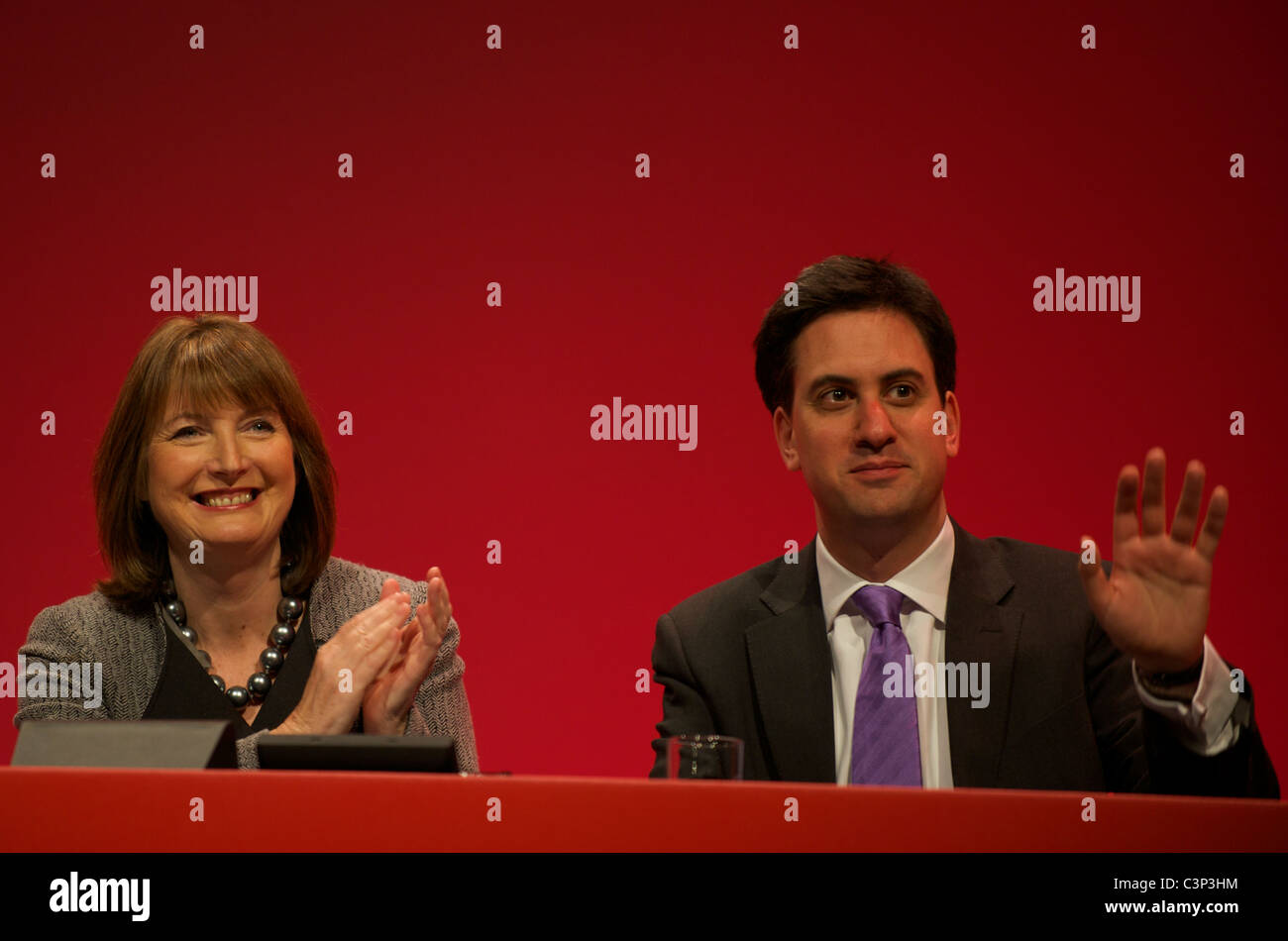 Neue Arbeit-Parteichef ED Miliband und Harriet Harman MP bei Labour Party-Jahrestagung 2010 in Manchester Central. Stockfoto