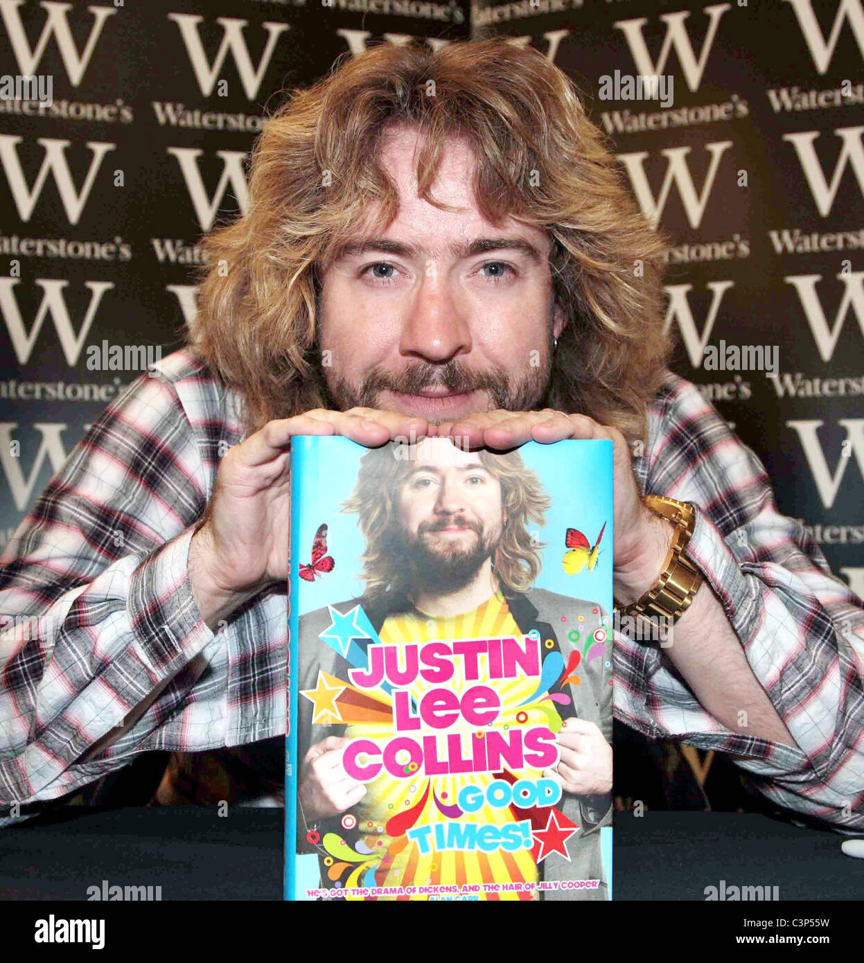 Justin Lee Collins unterzeichnet Exemplare seines Buches "Guten Zeiten!" an Waterstones Bluewater London, England - 22.09.09 Stockfoto