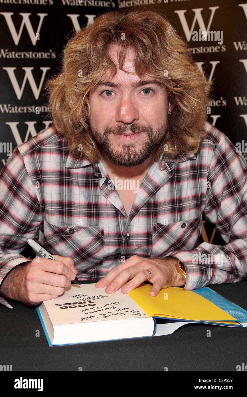 Justin Lee Collins unterzeichnet Exemplare seines Buches "Guten Zeiten!" an Waterstones Bluewater London, England - 22.09.09 Stockfoto