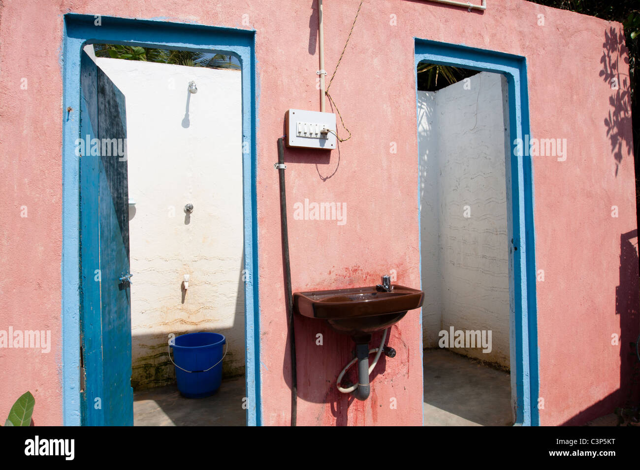 Den öffentlichen Toiletten für Strandhütten in Arambol in Goa, Indien Stockfoto