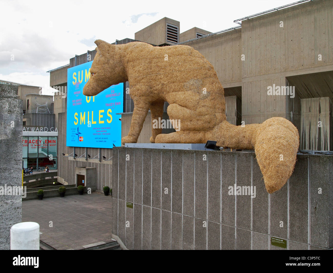 Riesige Skulptur namens "Urban Fuchs" errichtet außerhalb der Hayward Gallery im Southbank Centre, London, 2011 Stockfoto