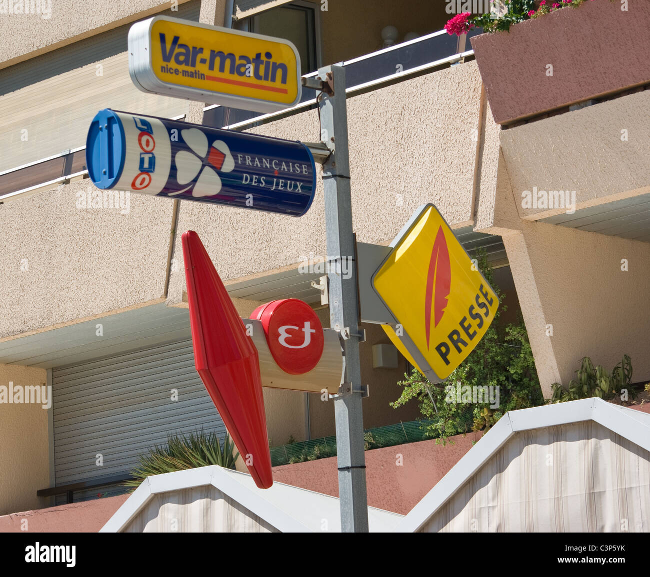 Zeitungsladen unterschreibt "Le Lavandou" "Cote d ' Azur" "Südfrankreich" Stockfoto