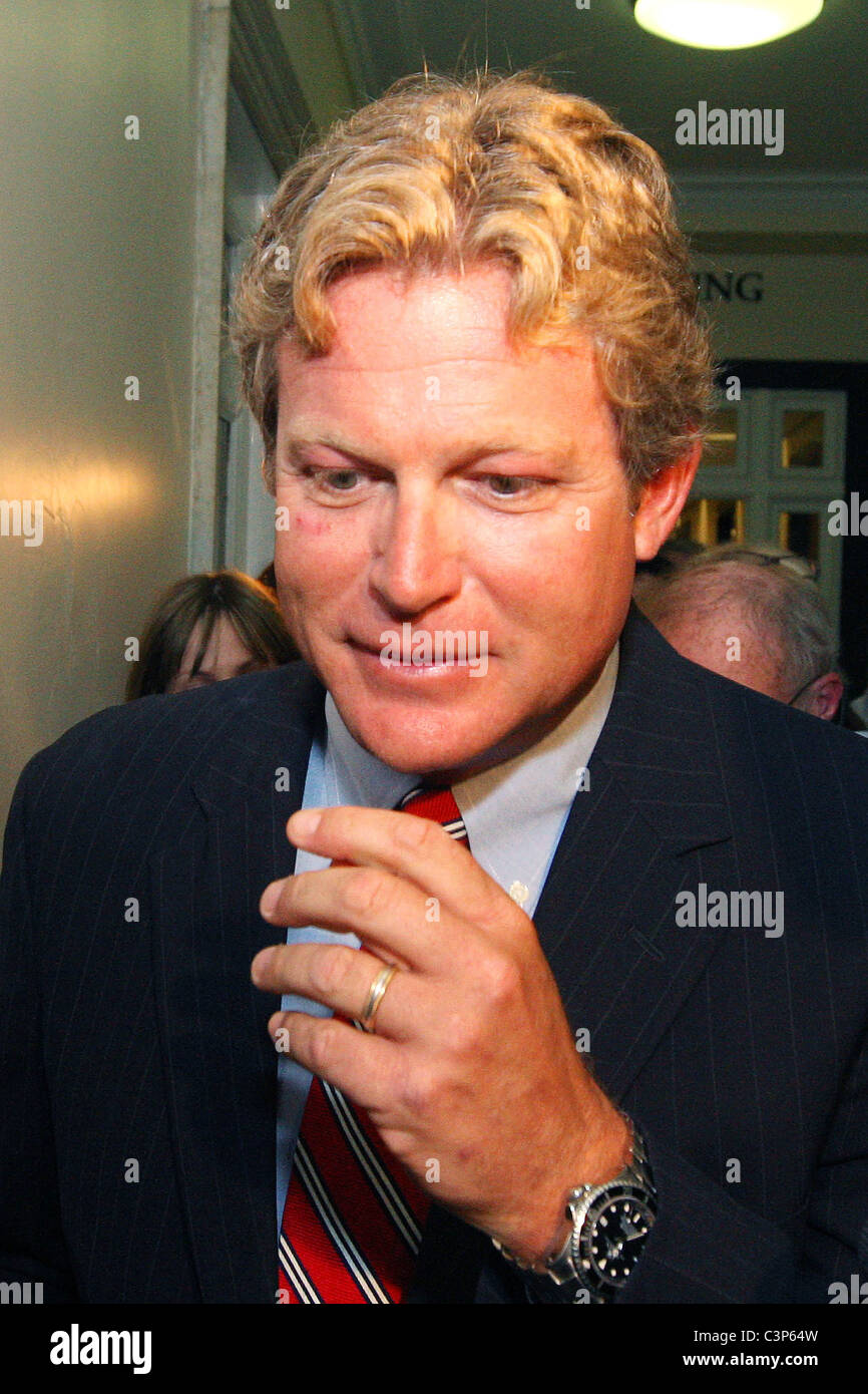 Edward Kennedys Sohn, Edward Kennedy, Jr., Blätter die Statehouse wo Massachusetts Gouverneur Deval Patrick hat, dass der ehemalige angekündigt Stockfoto