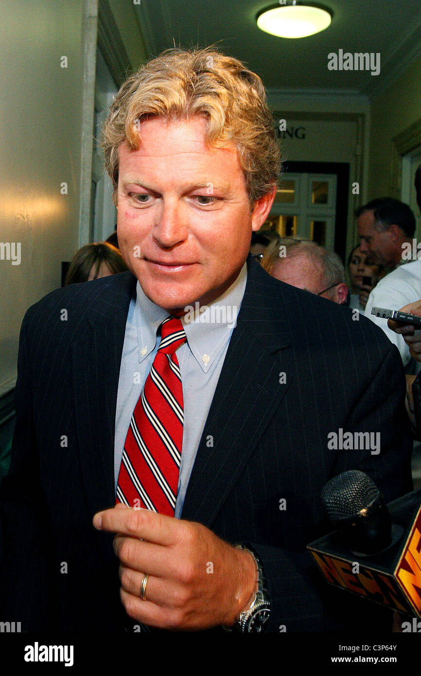 Edward Kennedys Sohn, Edward Kennedy, Jr., Blätter die Statehouse wo Massachusetts Gouverneur Deval Patrick hat, dass der ehemalige angekündigt Stockfoto