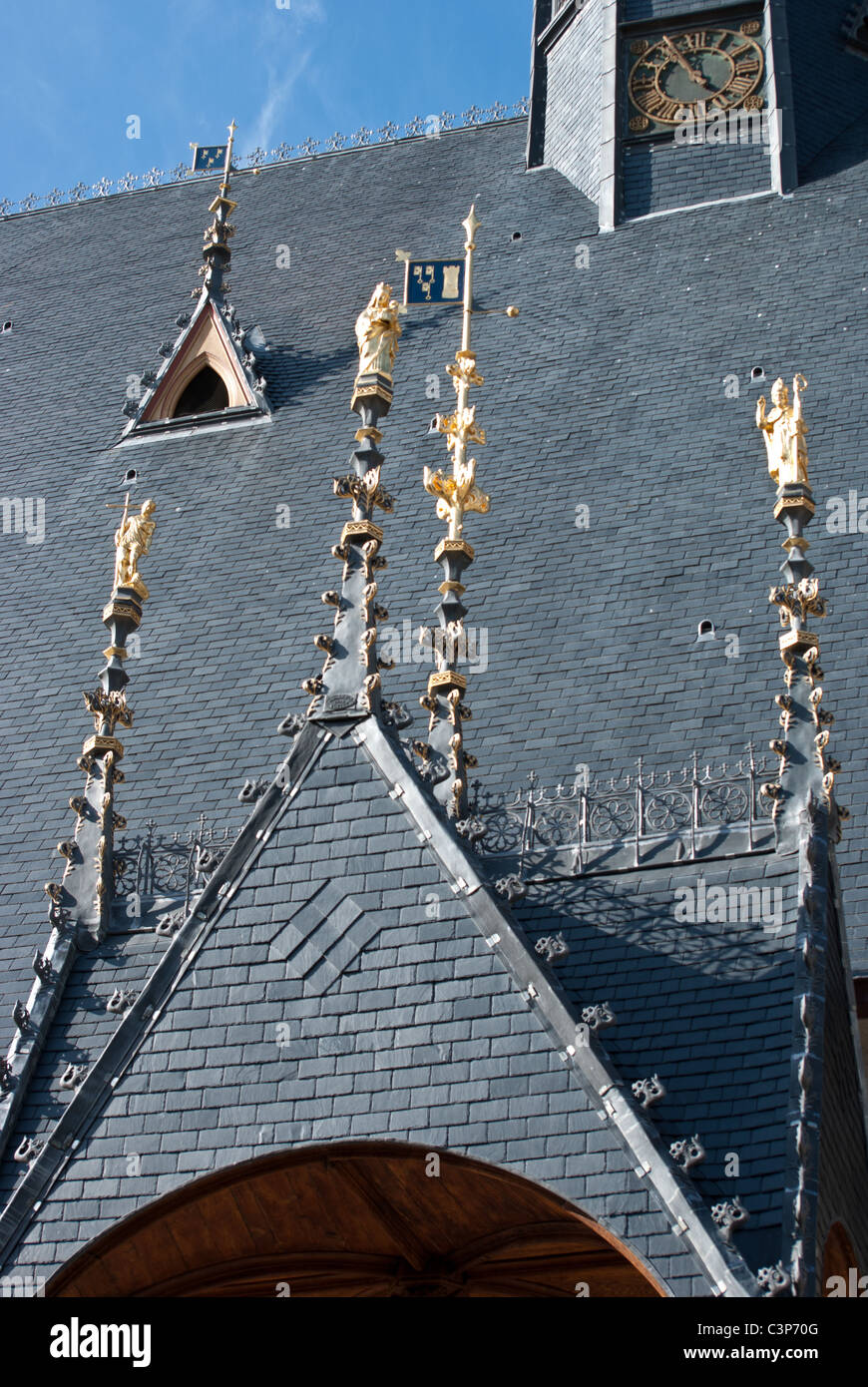 Hospices de Beaune Eingang Baldachin Dekoration und Dach detail Stockfoto