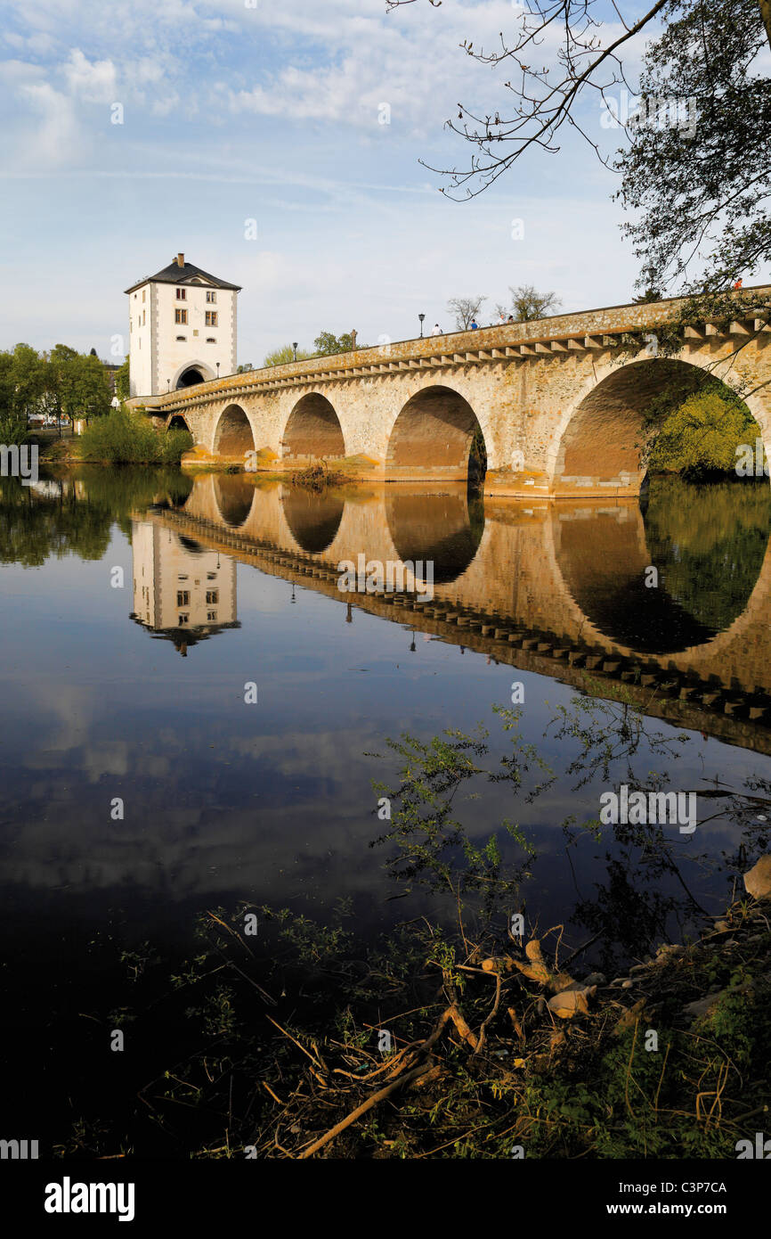 Deutschland, Hessen, Limburg, Alte Lahnbrücke, Brücke mit Schloss im Hintergrund Stockfoto
