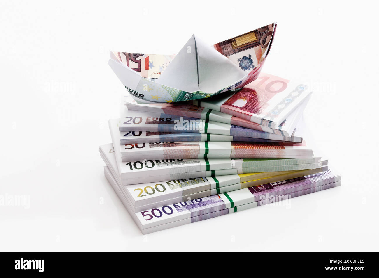 Euro Papierschiff auf Bündel von Euro-Banknoten, Nahaufnahme Stockfoto
