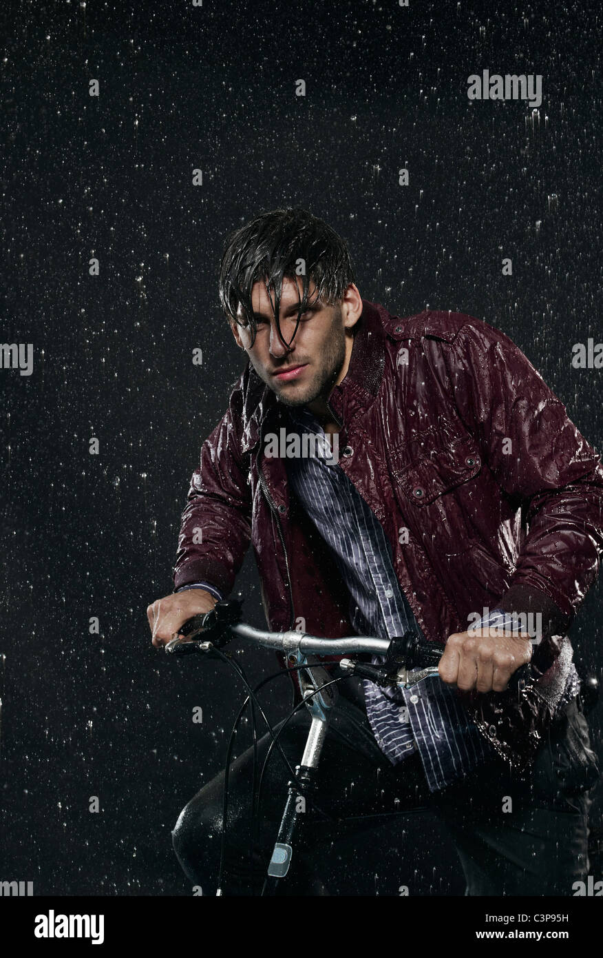 Mann mit dem Fahrrad im Regen, Porträt. Stockfoto