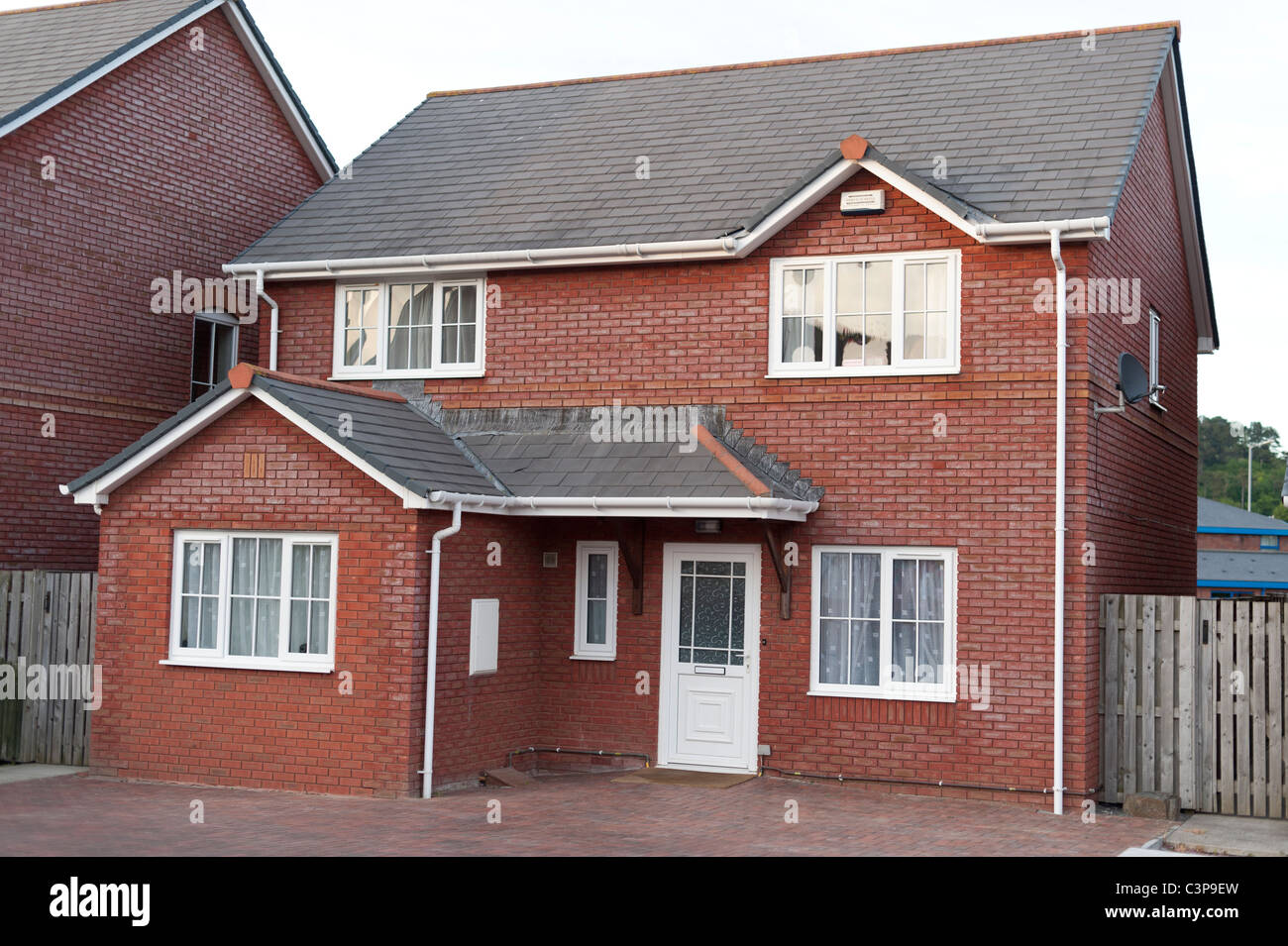 ein kleines freistehendes Haus auf einer modernen privaten Wohnsiedlung, Aberystwyth Wales UK Stockfoto