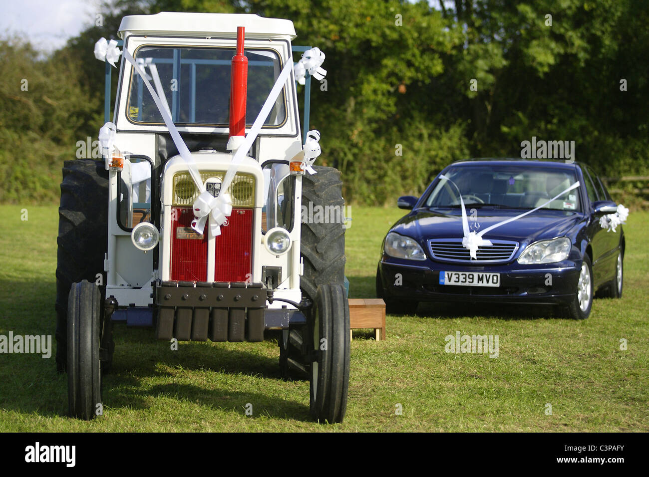 Einen weißen Traktor als Hochzeit Transport verwendet. Stockfoto