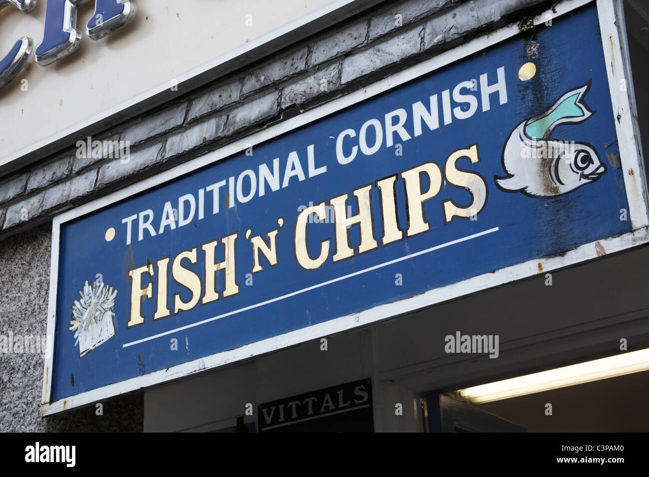Melden Sie über eine traditionelle Fisch- und Chip-Shop, St. Ives, Cornwall an Stockfoto