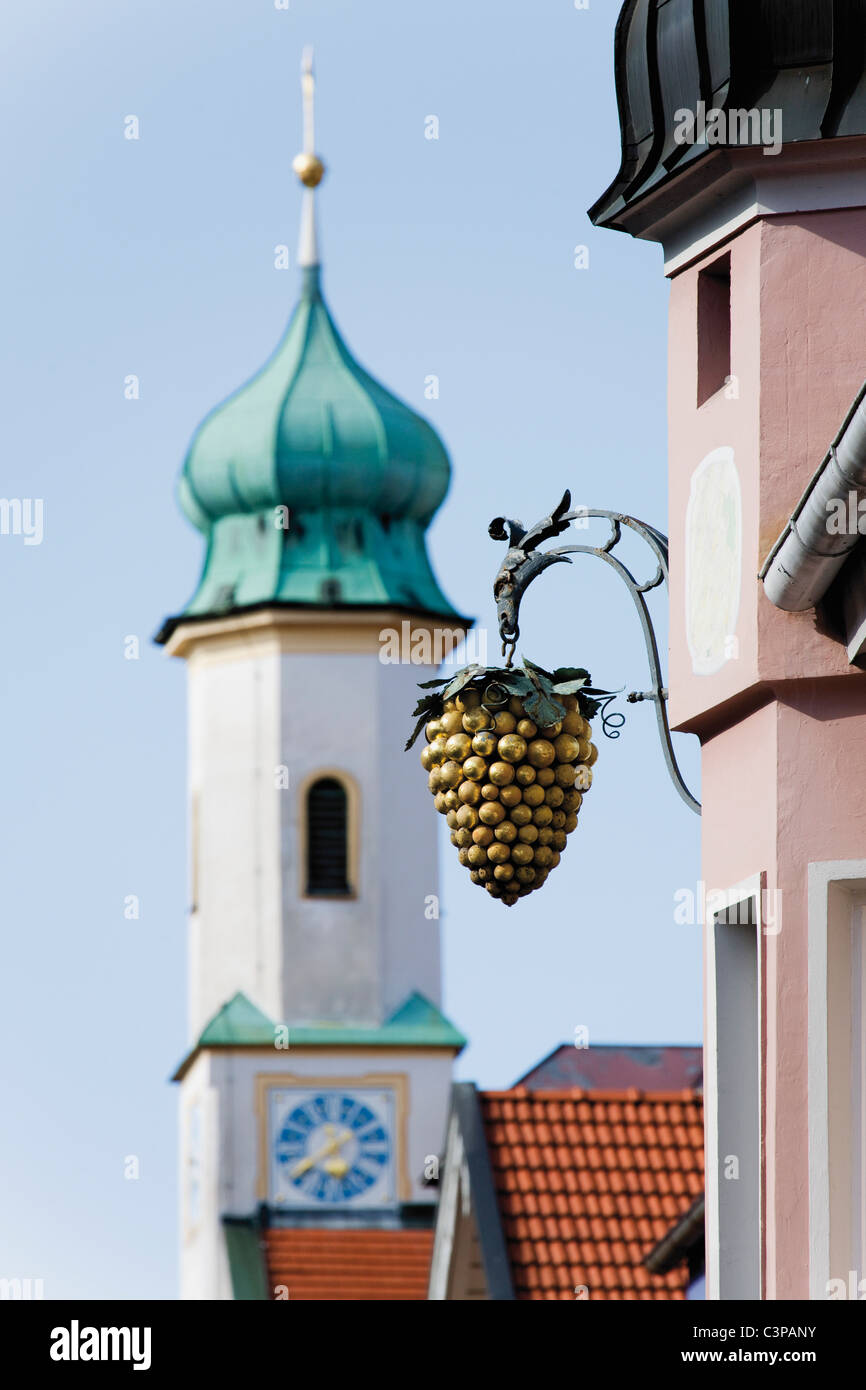Deutschland, Bayern, Murnau, Blick auf Inn melden mit Maria-Hilf-Kirche im Hintergrund Stockfoto