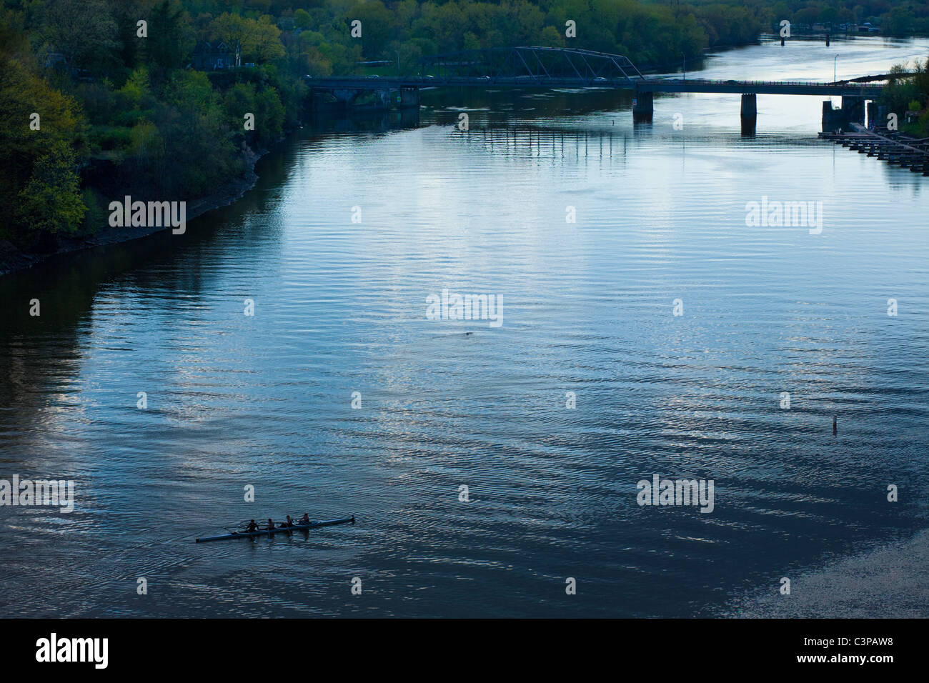 Crew im Mohawk River in der Nähe von Rexford Brücke, zentrale New York State Stockfoto