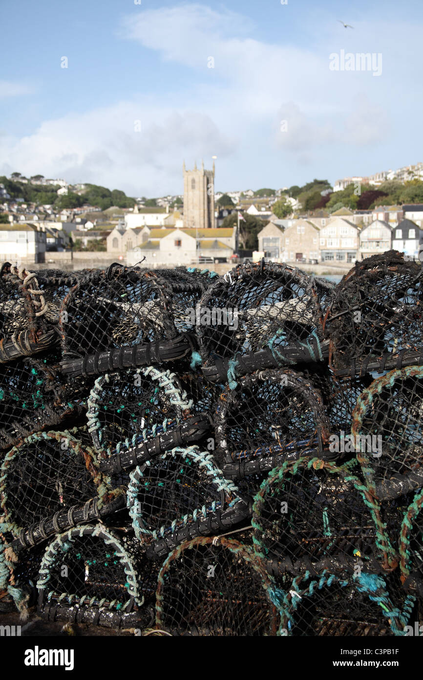 Hummer und Krabben Töpfe auf dem Kai, St. Ives, Cornwall Stockfoto