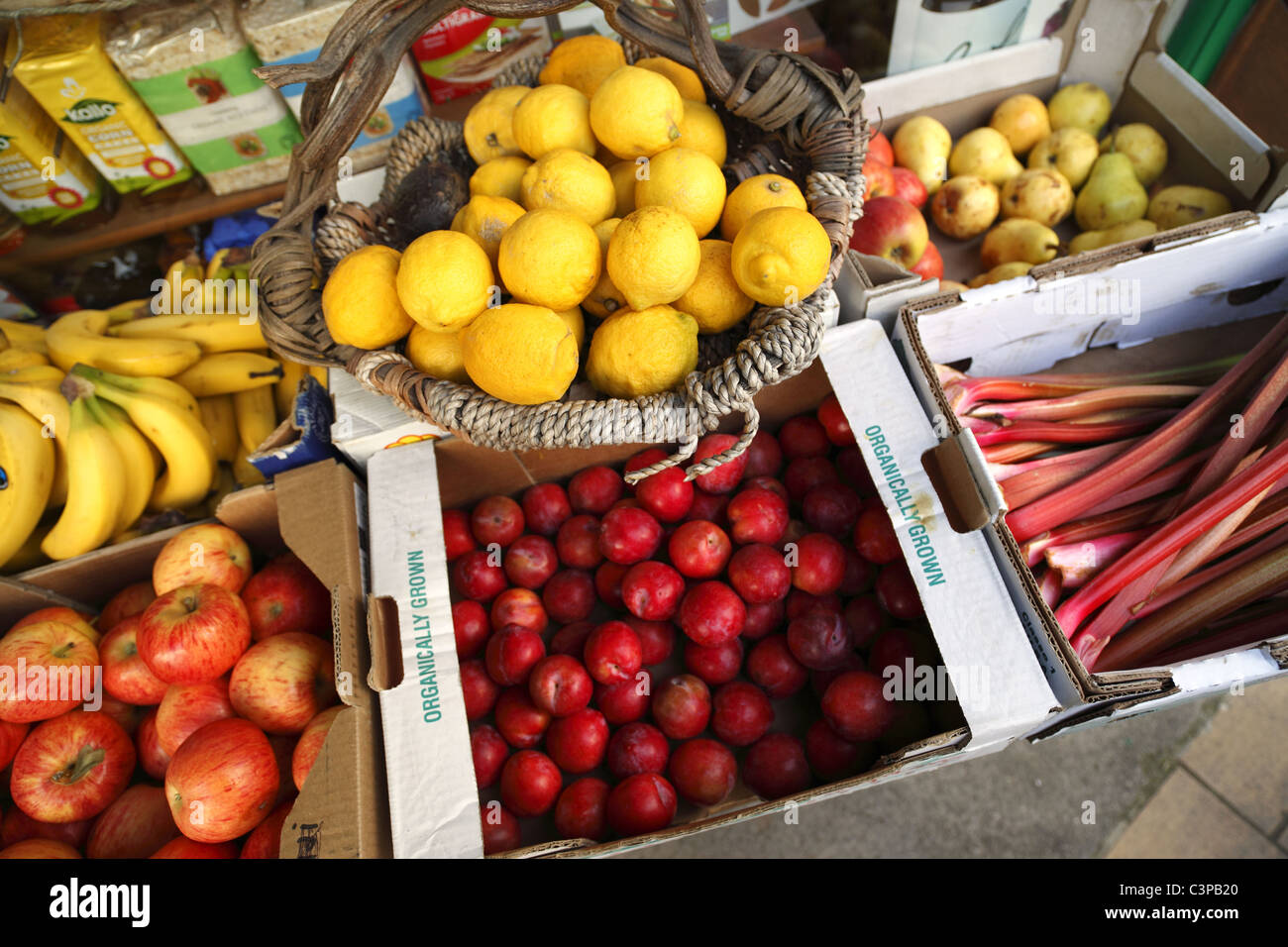 Bio-Obst auf den Verkauf vor einem Geschäft. Stockfoto