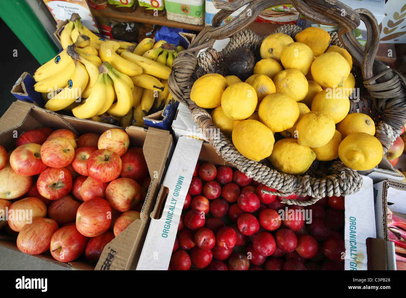 Bio-Obst auf den Verkauf vor einem Geschäft. Stockfoto