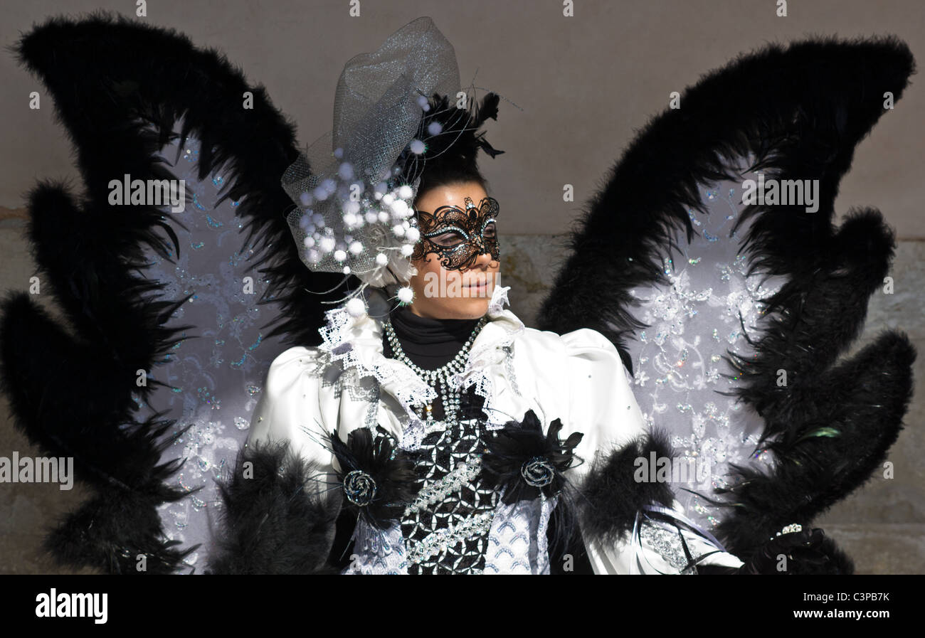 Kostümierte Frau im Schatten der Dogenpalast Stockfoto