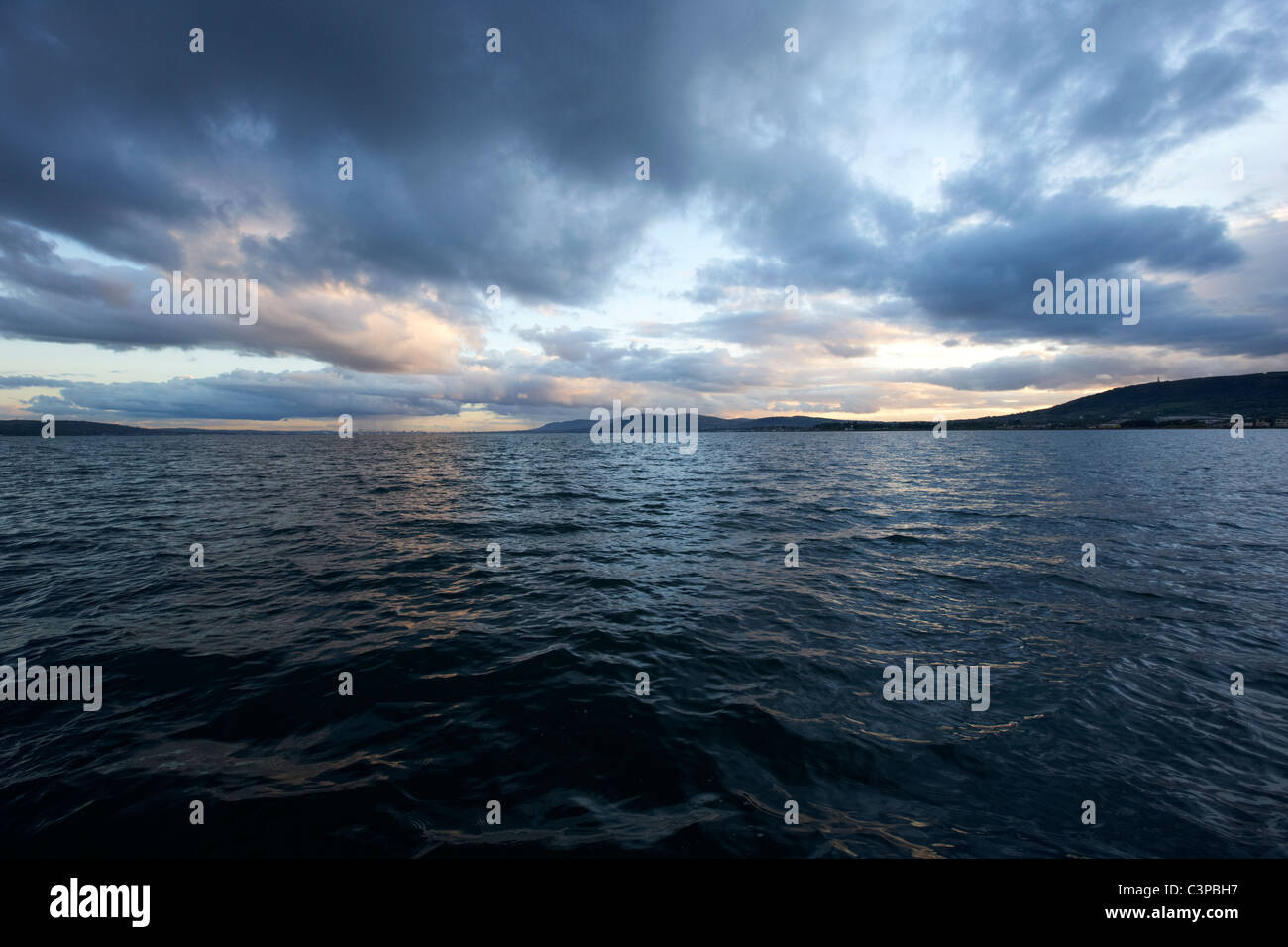 Sonnenuntergang mit bewölktem Himmel über Belfast Lough Northern Ireland Stockfoto