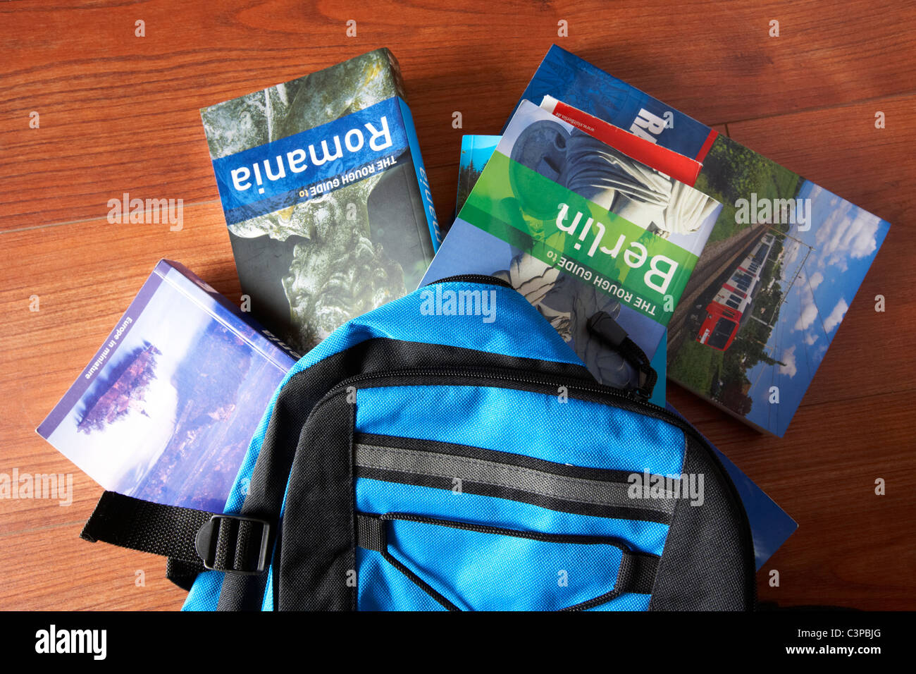 verschiedene Reisen Reiseführer Bücher fallen aus dem Rucksack Stockfoto