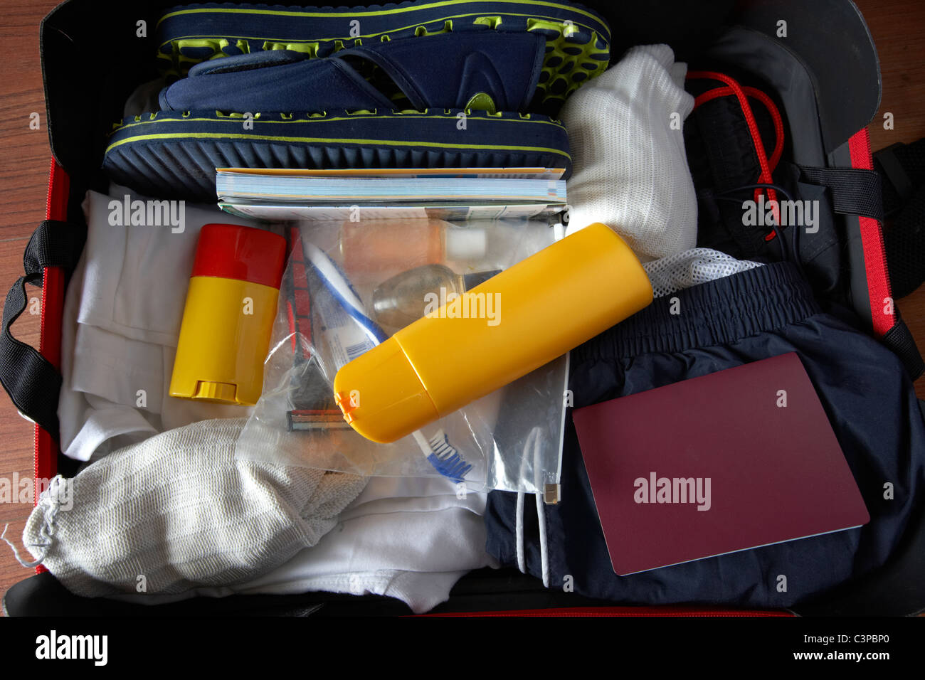 Gepäck für kurze Sommerreise einschließlich Pass- und Toilettenartikel in durchsichtigen Plastikbeutel verpackt Stockfoto