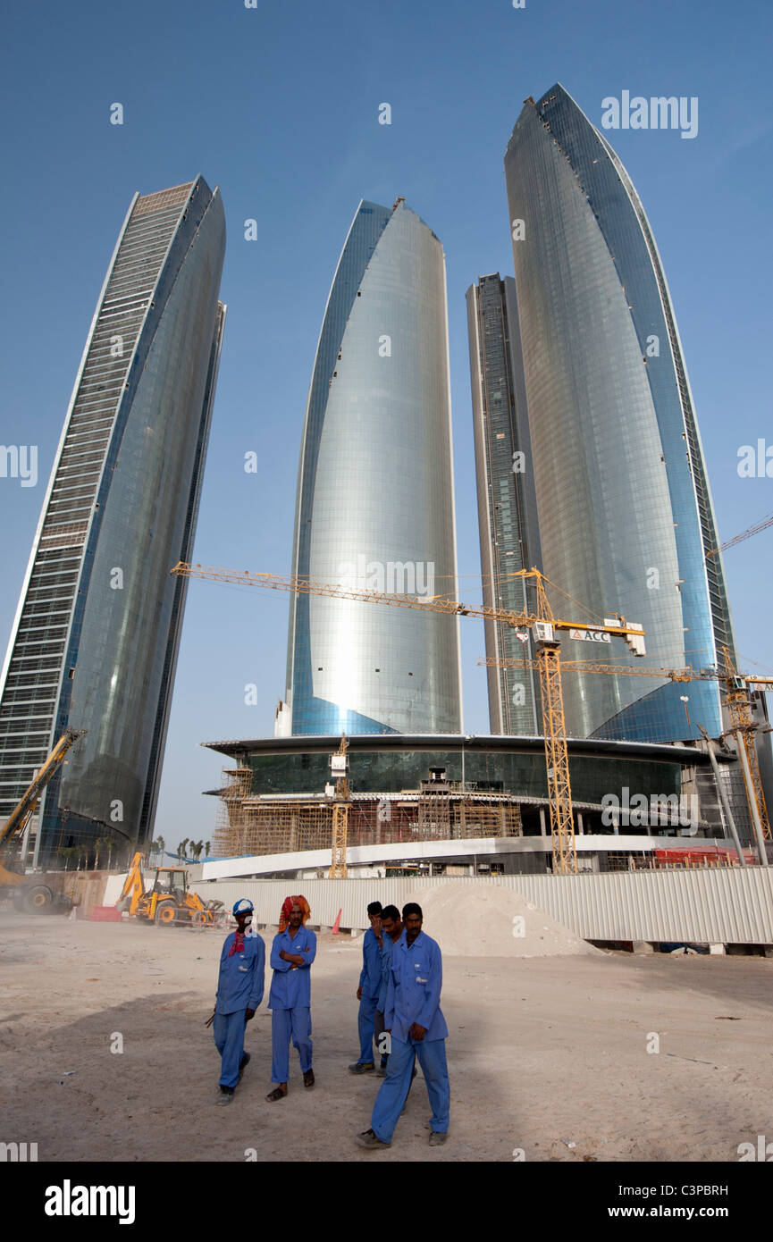 Bauarbeiter auf der Baustelle des neuen Höchststand steigen Etihad Towers in Abu Dhabi Vereinigte Arabische Emirate VAE Stockfoto