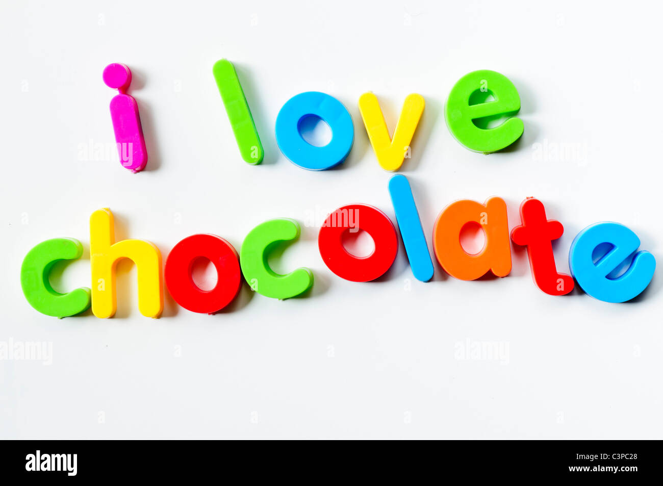 Kühlschrank-Magnete Magnetbuchstaben buchstabieren "Ich liebe Schokolade" Stockfoto