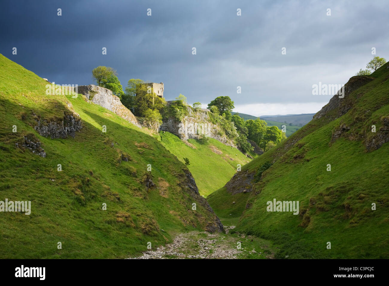 Cave Dale und Peveril Schloß, Castleton. Peak District National Park. Derbyshire. England. VEREINIGTES KÖNIGREICH. Stockfoto