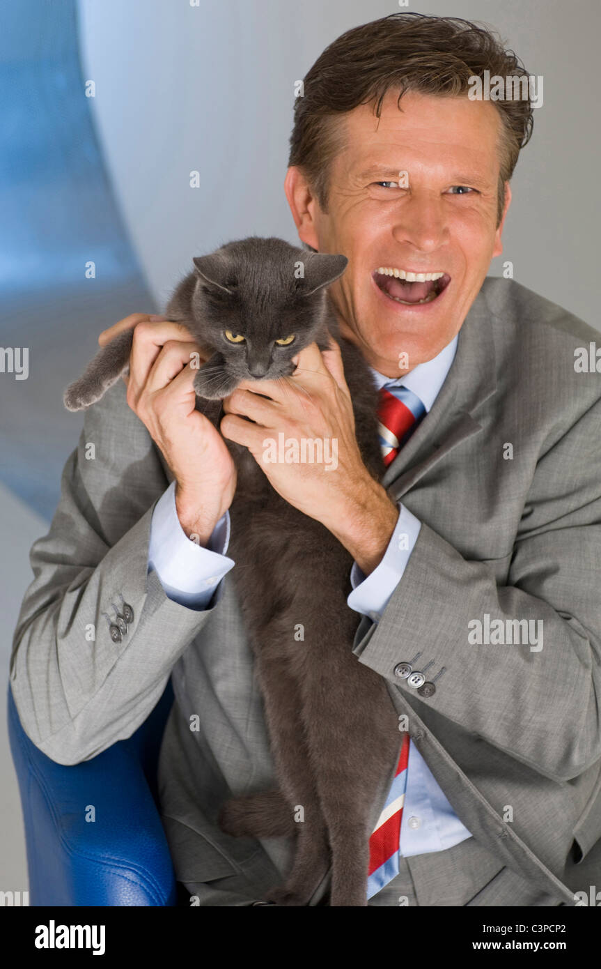 Geschäftsmann mit Katze, lachen, portrait Stockfoto