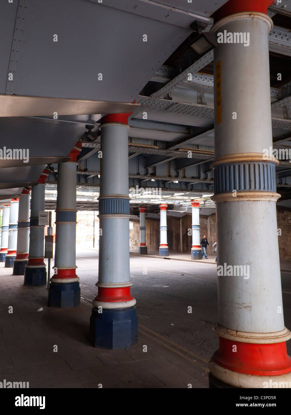 Gusseisernen Säulen der viktorianischen Albert Bridge bei Middlesbrough Railway Bahnhof Stockfoto