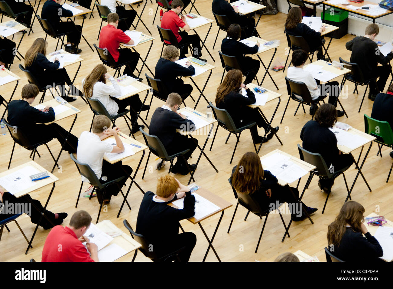Reihen von teenage Boy und Girl Schülerinnen und Schüler sitzen ihre GCSE-Prüfungen, UK Stockfoto