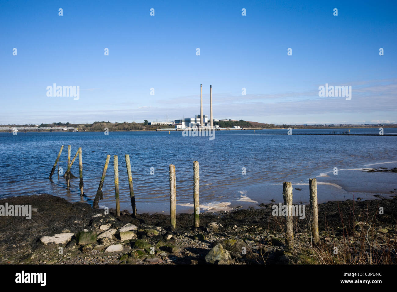 Blick vom Cheekpoint, Co. Waterford, hinüber zum großen Insel Kraftwerk, Co. Wexford, Irland Stockfoto