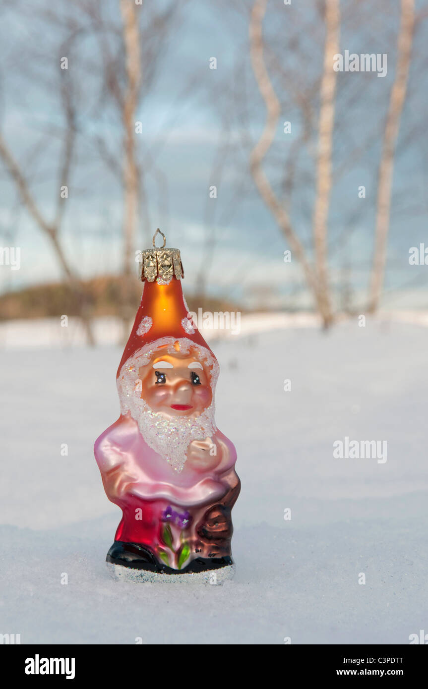 Gartenzwerg im Schnee stehen, winter. Stockfoto